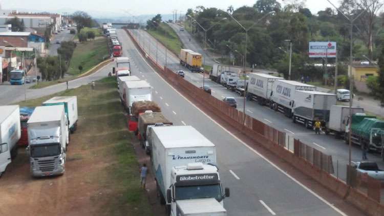 Caminhoneiros bloqueiam pelo menos três rodovias em Minas - Paulo Filgueiras/EM/D.A Press