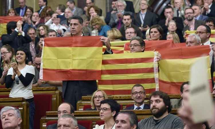 Governo espanhol recorre à justiça contra aprovação de independência da Catalunha - Grupos separatistas da Câmara catalã aprovaram, com 72 votos a favor e 63 contrários, a resolução que declara o início do processo de criação do estado catalão