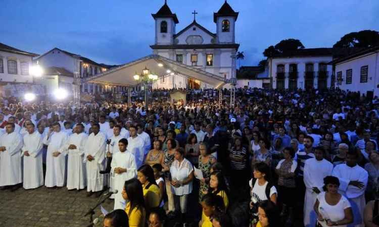 Missa em intenção às vítimas da tragédia reúne multidão na Praça da Sé, em Mariana - RODRIGO CLEMENTE/EM/D.A PRESS