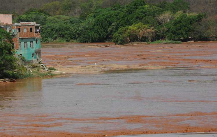 Vazão do Rio Doce diminui e lama fica mais concentrada em Governador Valadares - Gladyston Rodrigues/EM/D.A.Press