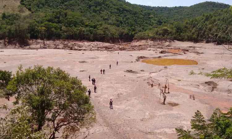 Justiça mineira bloqueia R$ 300 milhões da Samarco  - Corpo de Bombeiros/Divulgação
