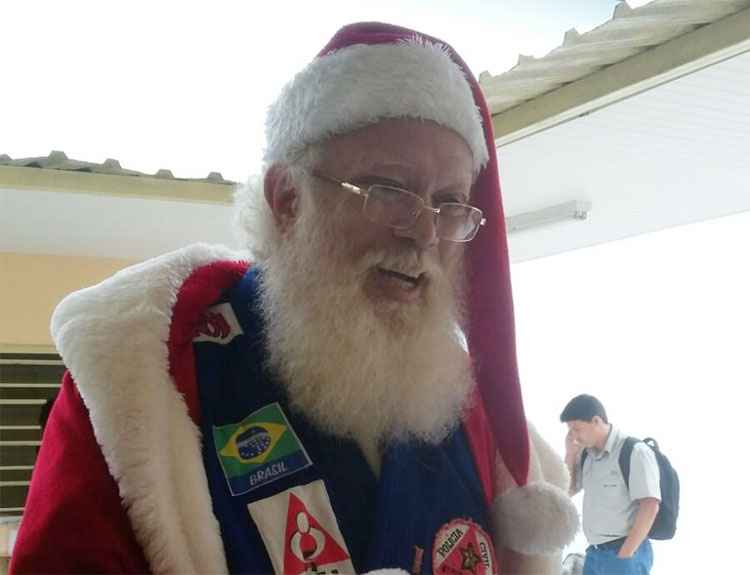 Papai Noel voluntário leva alegria às crianças em Mariana - Jair Amaral/EM/DA Press