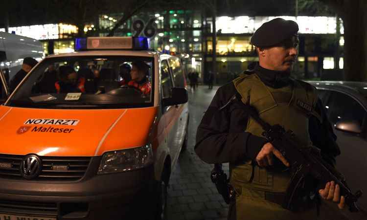 Outro estádio em Hannover é esvaziado devido a uma ameaça de bomba - AFP PHOTO / PATRIK STOLLARZ 