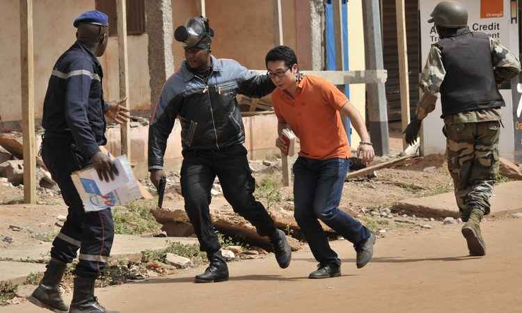 Reféns são libertados no hotel Radisson de Bamako; pelo menos dezoito pessoas morreram - AFP PHOTO / HABIBOU KOUYATE