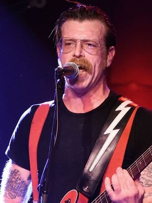 Cantor da banda Eagles of Death Metal homenageia vítimas do Bataclan - KEVIN WINTER