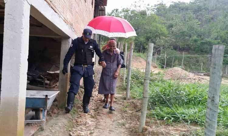 Defesa Civil resgata idosa de 92 anos que vivia isolada com duas filhas em Mariana  - Paulo Filgueiras DA/Press