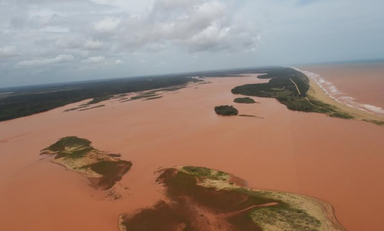 Onda de lama desloca-se a norte, sul e leste da foz do Rio Doce, no Espírito Santo - Fred Loureiro/Secom-ES