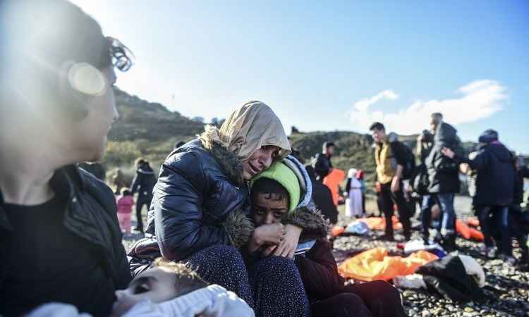 Seis crianças morrem afogadas após naufrágio de botes de imigrantes na Turquia - BULENT KILIC/AFP