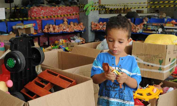 Doações de brinquedos levam alegria às crianças de Bento Rodrigues - Túlio Santos/EM/DA Press
