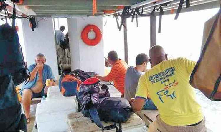 Arantina para em busca de notícias dos cinco moradores desaparecidos em naufrágio no Rio - Arquivo pessoal
