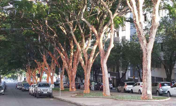 Luzes de Natal ficam acesas durante o dia na Avenida Barbacena - Benny Cohen/EM/DA Press