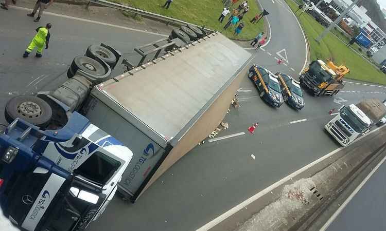 Motorista embriagado tomba carreta com carga avaliada em R$ 135 mil no Sul de Minas - PRF/Divulgação