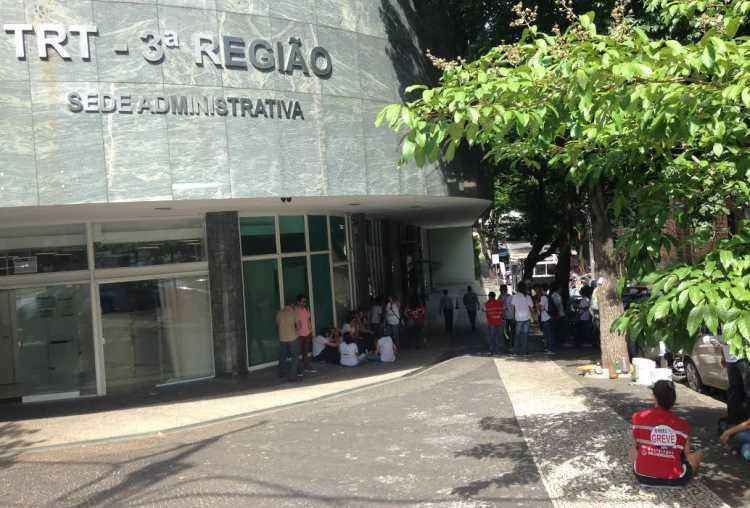 Servidores da Urbel fazem manifestação na Região Centro-Sul de BH - João Henrique do Vale/EM/D.A.Press