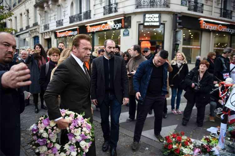 Schwarzenegger visita casa de shows Bataclan em Paris - AFP / MARTIN BUREAU 