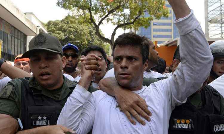 Opositor venezuelano López votou e escutou comemoração de sua cela - JUAN BARRETO / AFP PHOTO