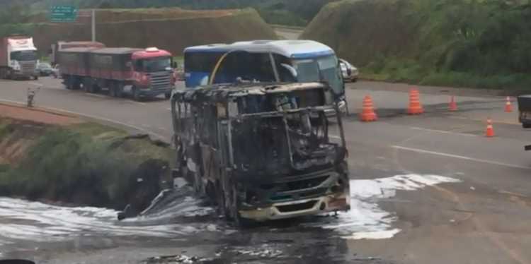 Moradores de Congonhas queimam ônibus e fecham a BR-040 por duas horas - Wagner de Oliveira / TV Alterosa 