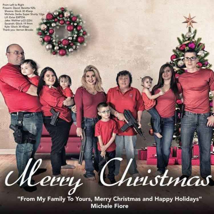 Família de deputada americana posa fortemente armada para foto de 'Feliz Natal' - Reprodução/Facebook