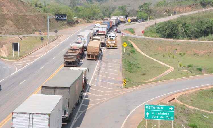 Deslocamento de carga excedente ocupará duas faixas da BR-040 no sentido Rio a partir de hoje - Paulo Filgueiras/EM/D.A Press