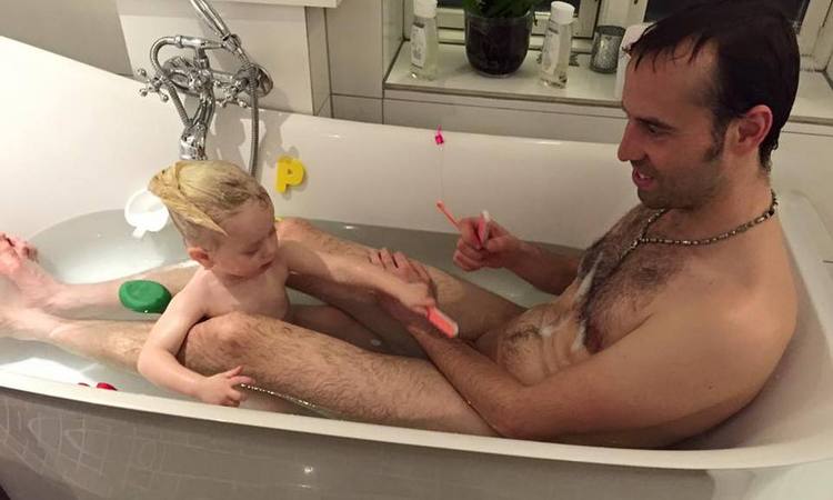 Humorista dinamarquês publica foto com a filha na banheira e é chamado de pedófilo - Reprodução/Facebook