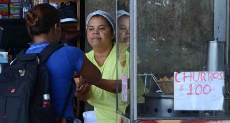 Mineira vende churros em rodoviária de Brasília para pagar a faculdade de direito - Jhonatan Vieira/Esp./CB/D.A.Press