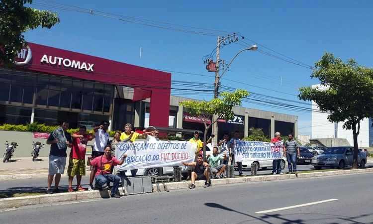 Proprietários de vans Ducato protestam contra montadora na Avenida Raja Gabaglia - Euler Júnior/EM/DA Press