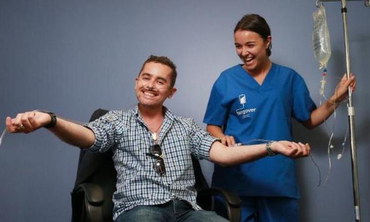 Clínica australiana promete curar ressaca em minutos. Mas isso é possível?