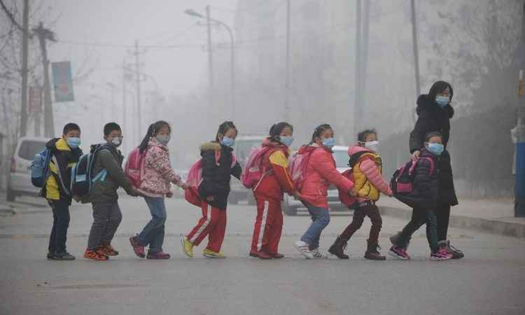 Poluição provoca alerta vermelho em pelo menos 10 cidades chinesas - STR / AFP