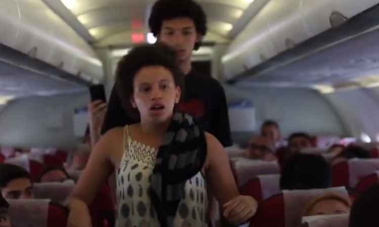 Grupo alega ter sofrido discriminação por parte de funcionários durante voo da TAM - Reprodução/Facebook