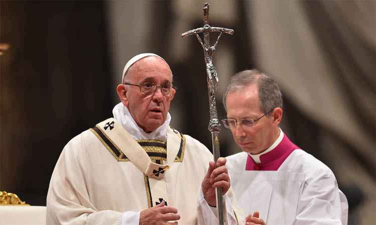 Na Missa do Galo, papa Francisco pede comportamento sóbrio e simples das pessoas - VINCENZO PINTO / AFP