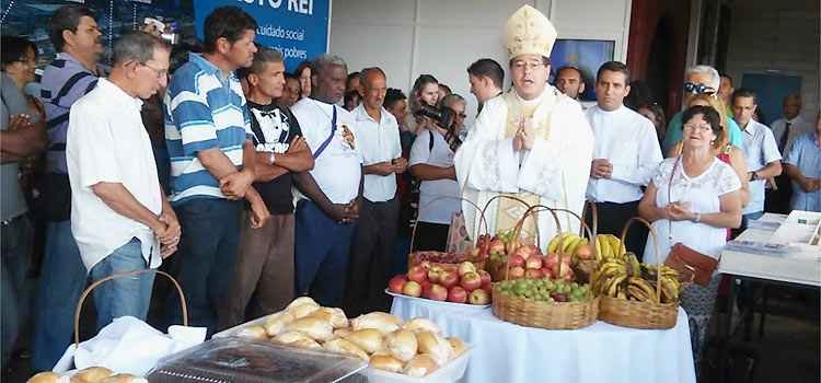 Dom Walmor recebe moradores de rua e critica corruptos em missa de Natal - Paulo Filgueiras/EM/D.A Press