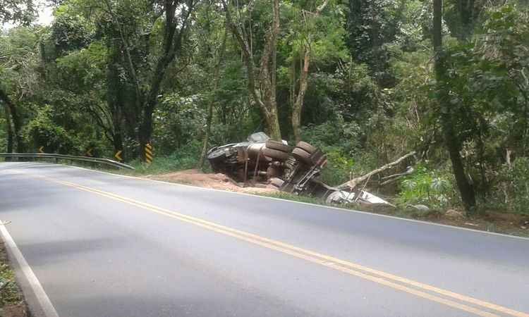 BR-354, em Pouso Alto, ficará interditada para retirada de carreta que tombou - PRF/Divulgação