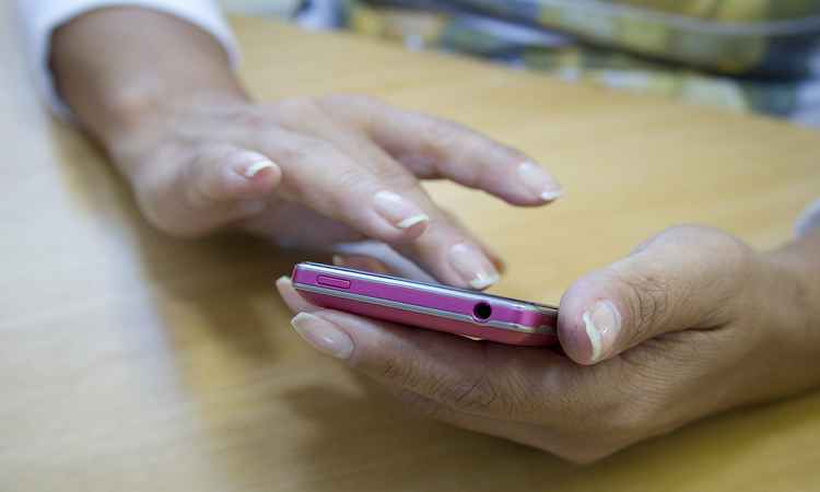 Em 2015, consumidores falaram menos ao celular e aumentaram o uso de internet -  Marcos Santos/USP Imagens