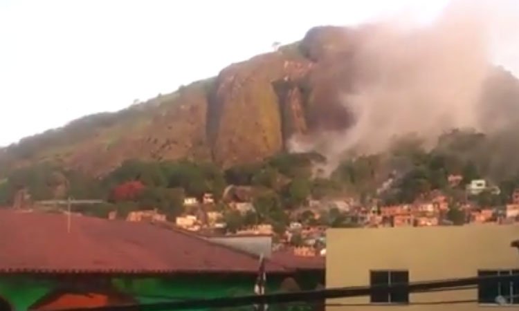 Mais de 100 famílias estão desabrigadas após pedra rolar e cair sobre casas no ES - Reprodução/Youtube