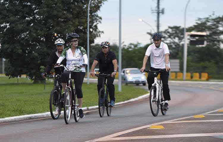   Dilma retoma exercícios e anda de bicicleta no primeiro dia útil do ano - Ed Alves/CB/D.A Press