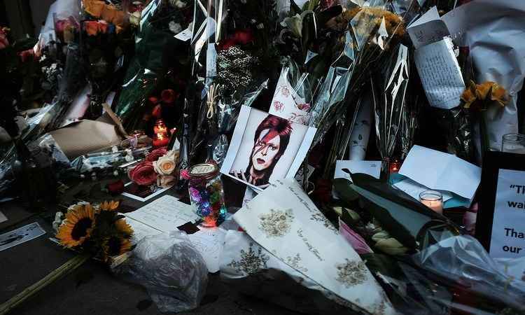 Lágrimas, flores e gratidão dos fãs de Bowie em sua casa em Nova York - Platt/Getty Images/AFP == FOR NEWSPAPERS, INTERNET, TELCOS & TELEVISION USE ONLY 