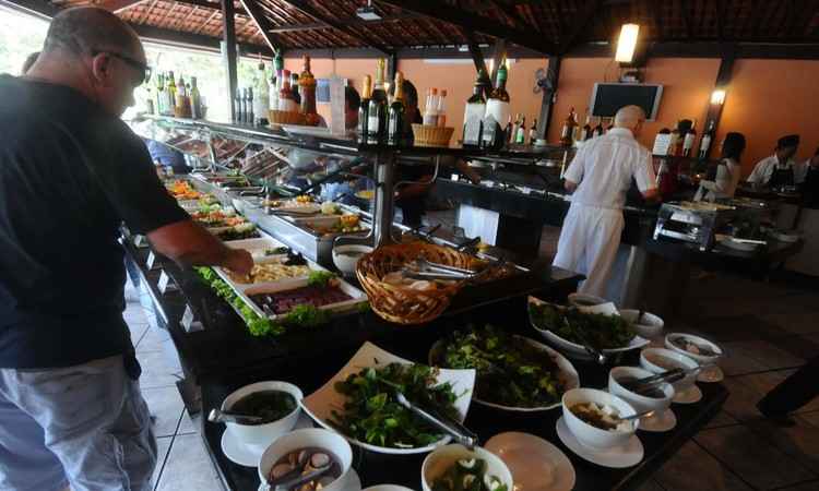 Restaurantes de comida a quilo reduzem preço para se manter - Euler Júnior/EM/D.A Press