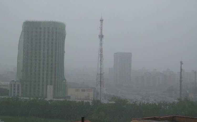Chuva faz níveis de córregos de BH subirem e provoca risco de inundação - Gladyston Rodrigues/EM/D.A.Press