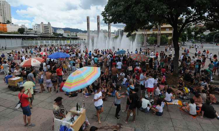 Após decreto da PBH, Praia da Estação chama para "churrascão e isoporzaço" no Centro - Túlio Santos/EM/D.A  Press 