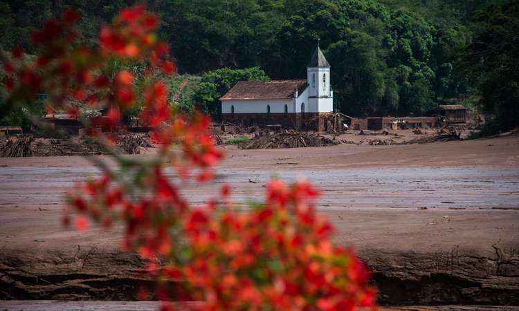 Poder público deve assumir monitoramento de barragens após desastre em Mariana - AFP PHOTO / CHRISTOPHE SIMON 