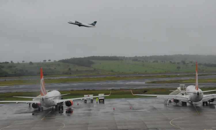 Com aeroporto operando por instrumentos, Confins tem mais voos cancelados nesta sexta - Paulo Filgueiiras/EM/D.A Press - 9/2/2015