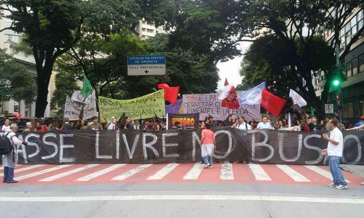 Manifestantes ocupam ruas de BH contra aumento da passagem de ônibus - Rodrigo Melo/D.A.Press