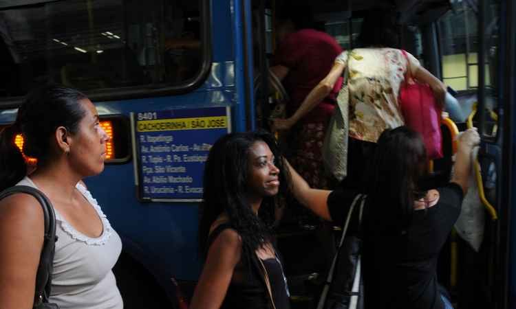 Projeto prevê que ônibus pare fora do ponto para mulher - Cristina Horta/EM/D.A Press