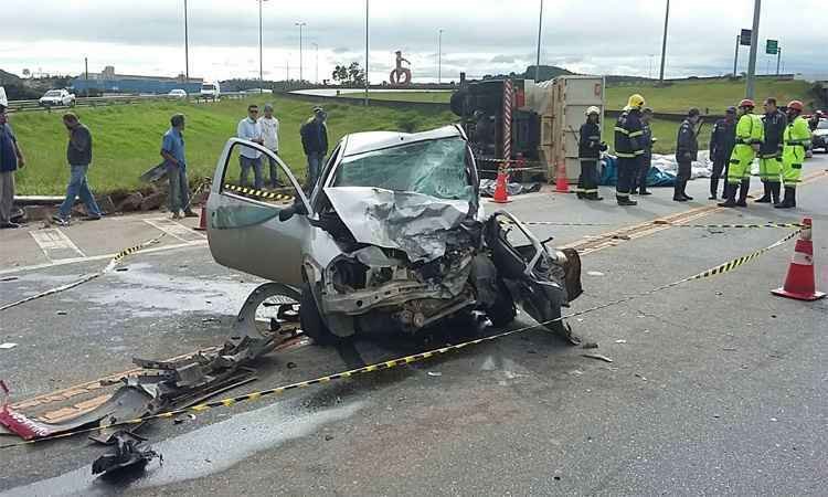 Colisão frontal entre carro e caminhão deixa dois mortos na BR-491 - PRF/Divulgação