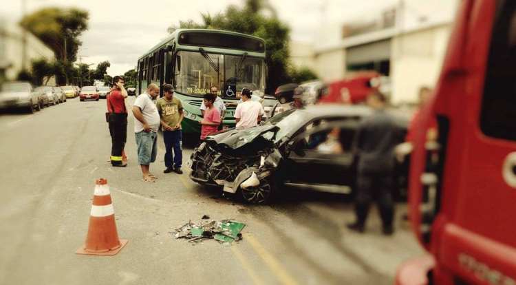 Batida entre ônibus e carro deixa duas pessoas feridas na Pampulha - Corpo de Bombeiros/Divulgação