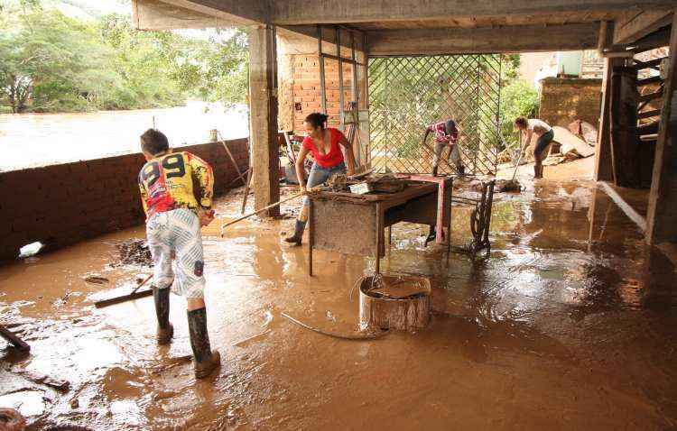 Moradores de Ferros buscam forças para enfrentar maior enchente desde 1979 - Edesio Ferreira/EM/D.A/Press