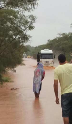 Rio transborda com a chuva e fecha rodovia no Norte de Minas - Oliveira Júnior