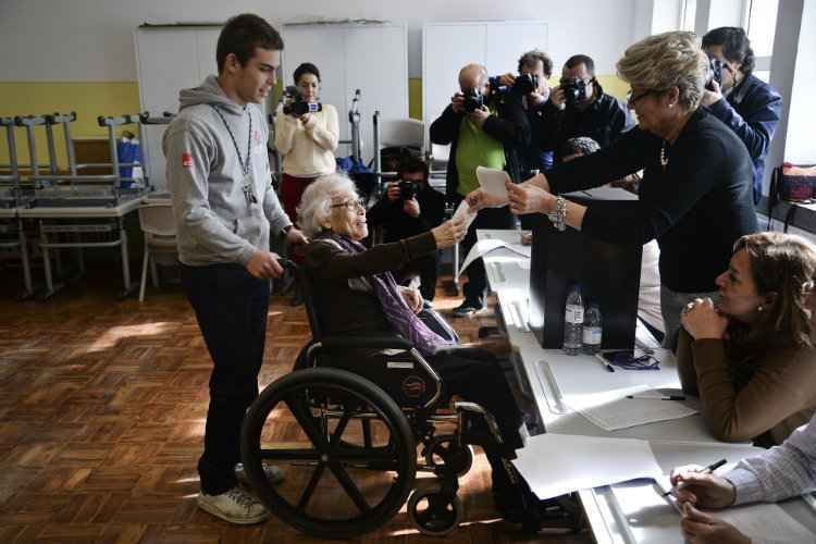 Portugal escolhe presidente neste domingo; conservador é favorito - PATRICIA DE MELO MOREIRA / AFP 