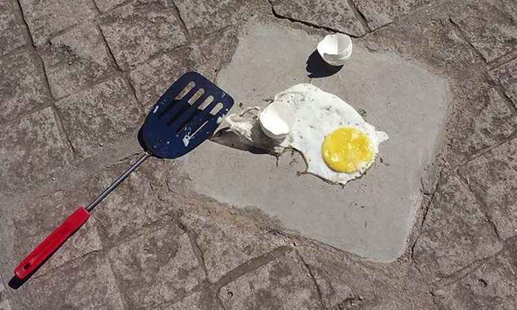 Após sensação térmica de 57º C, prefeito argentino frita ovo em calçada - AFP PHOTO/NA 