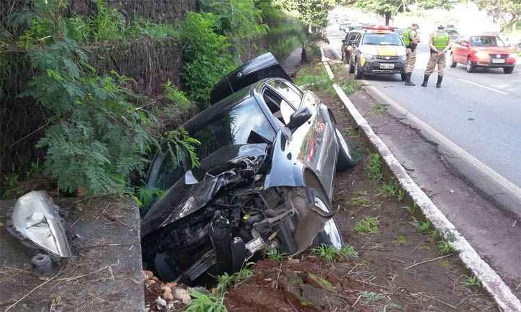Motorista passa mal e sofre acidente na Curva do Ponteio  - Jair Amaral/EM/DA Press
