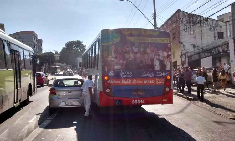 Acidente entre ônibus e carro na Avenida Amazonas deixa trânsito lento - Bruno Freitas/EM/DA Press